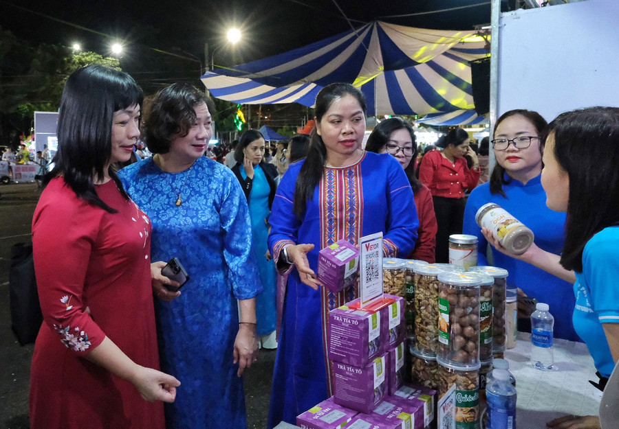 Các đồng chí lãnh đạo tham quan các gian hàng sản phẩm khởi nghiệp của phụ nữ. Ảnh: M.C cac-dong-chi-lanh-dao-tham-quan-cac-gian-hang-san-pham-khoi-nghiep-cua-phu-nu.jpg