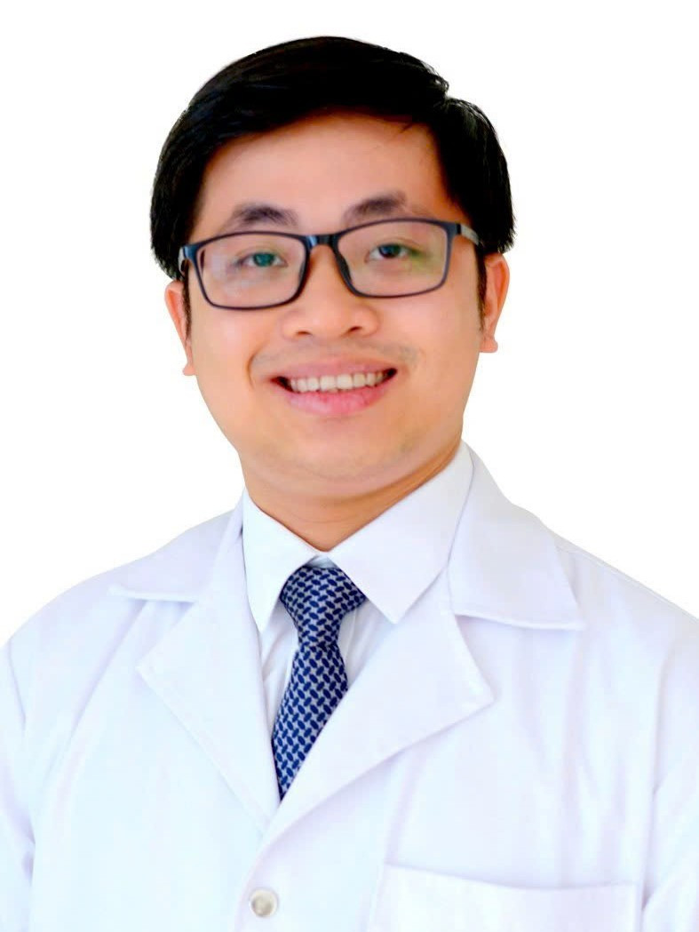TS.BS Ngô Quốc Duy - Phó trưởng Khoa Điều trị theo yêu cầu Tân Triều, Bệnh viện K, Phó Chủ tịch Liên chi hội Thầy thuốc trẻ Việt Nam chuyên ngành Ung bướu. TS.BS Ngô Quốc Duy - Phó trưởng Khoa Điều trị theo yêu cầu Tân Triều, Bệnh viện K, Phó Chủ tịch Liên chi hội Thầy thuốc trẻ Việt Nam chuyên ngành Ung bướu.