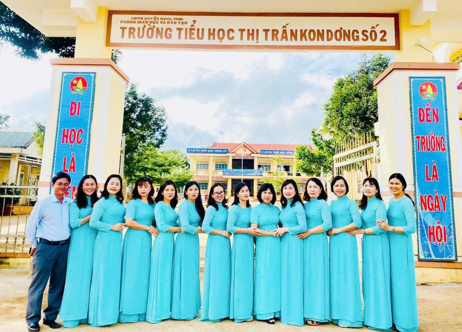 co-dinh-nhu-quynh-thu-5-tu-phai-sang-cung-tap-the-truong-tieu-hoc-thi-tran-kon-dong-so-2-huyen-mang-yang-anh-nvcc.jpg