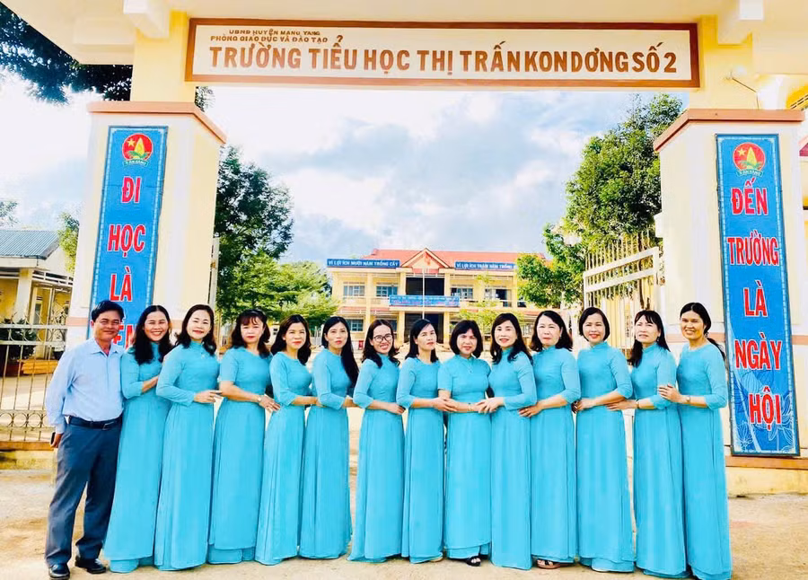 co-dinh-nhu-quynh-thu-5-tu-phai-sang-cung-tap-the-truong-tieu-hoc-thi-tran-kon-dong-so-2-huyen-mang-yang-anh-nvcc.jpg