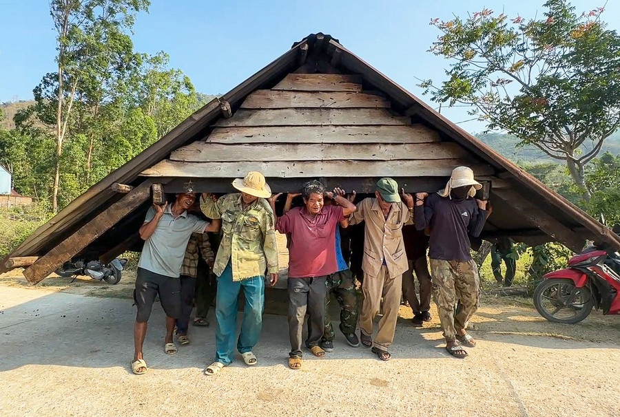 Người dân buôn Ma Giai giúp nhau di dời nhà về khu tái định cư. Ảnh: N.T nguoi-dan-trong-buon-ma-giai-giup-nhau-di-doi-nha-ve-khu-tai-dinh-cu-anh-ngo-thu.jpg