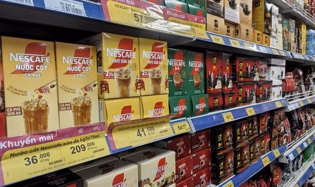 Bảng khuyến mãi dày đặc tại quầy cà phê