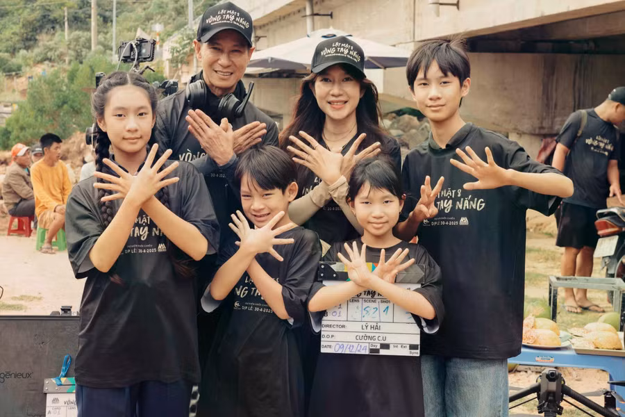 Lý Hải - Minh Hà đưa các con đến phim trường trong ngày bấm máy dự án mới