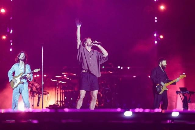 Nghệ sĩ guitar Wayne Sermon, giọng ca chính Dan Reynolds và nghệ sĩ bass Ben McKee của Imagine Dragons biểu diễn tại 8Wonder Winter 2024 tối 8.12