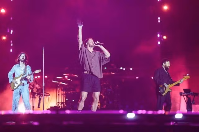 Nghệ sĩ guitar Wayne Sermon, giọng ca chính Dan Reynolds và nghệ sĩ bass Ben McKee của Imagine Dragons biểu diễn tại 8Wonder Winter 2024 tối 8.12