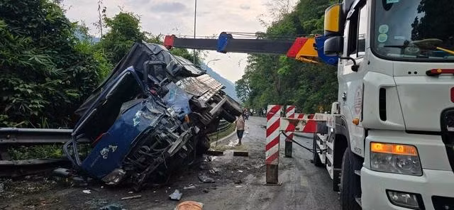 Vụ tai nạn giao thông liên hoàn trên đèo Bảo Lộc xảy ra chiều 8.4 làm ô tô tải hư hỏng nặng