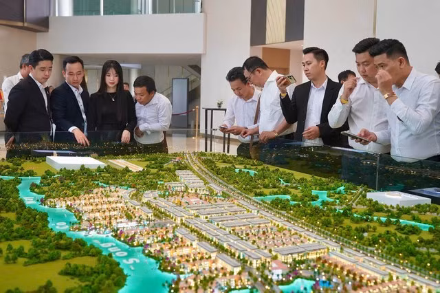 Người dân, nhà đầu tư đang tìm hiểu một dự án bất động sản. Ảnh: HOÀNG TRIỀU