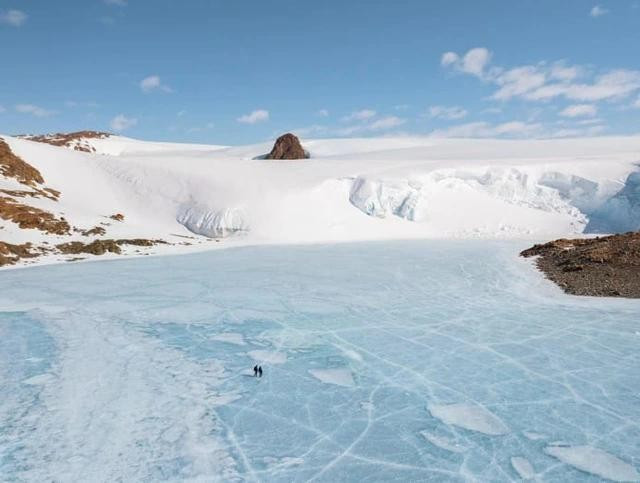 Hơn 200 năm kể từ khi John Davis trở thành người đầu tiên đặt chân đến Nam Cực, hơn 100.000 du khách đã đến vùng đất băng giá này hàng năm, chủ yếu là trên các tàu du lịch sang trọng