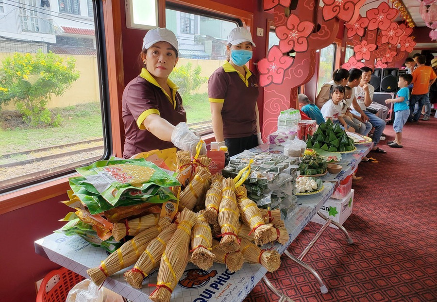 Các gian hàng ẩm thực phục vụ hành khách trên toa tàu Các gian hàng ẩm thực phục vụ hành khách trên toa tàu