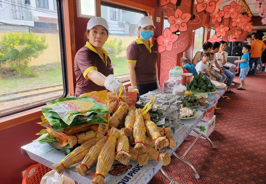 Các gian hàng ẩm thực phục vụ hành khách trên toa tàu
