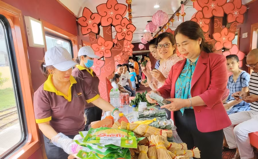 Lãnh đạo Sở VH-TT-DL tỉnh Bình Định theo dõi, kiểm tra trên các toa tàu du lịch
