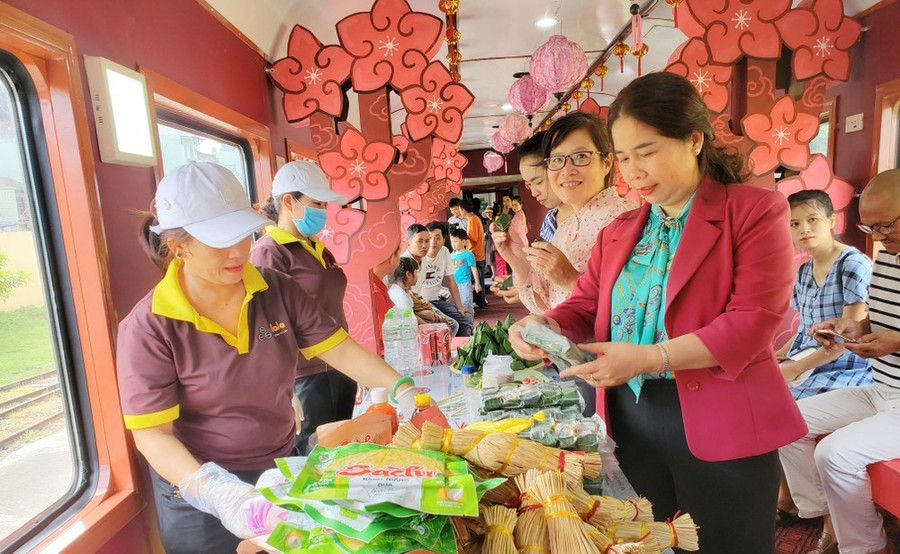 Lãnh đạo Sở VH-TT-DL tỉnh Bình Định theo dõi, kiểm tra trên các toa tàu du lịch Lãnh đạo Sở VH-TT-DL tỉnh Bình Định theo dõi, kiểm tra trên các toa tàu du lịch