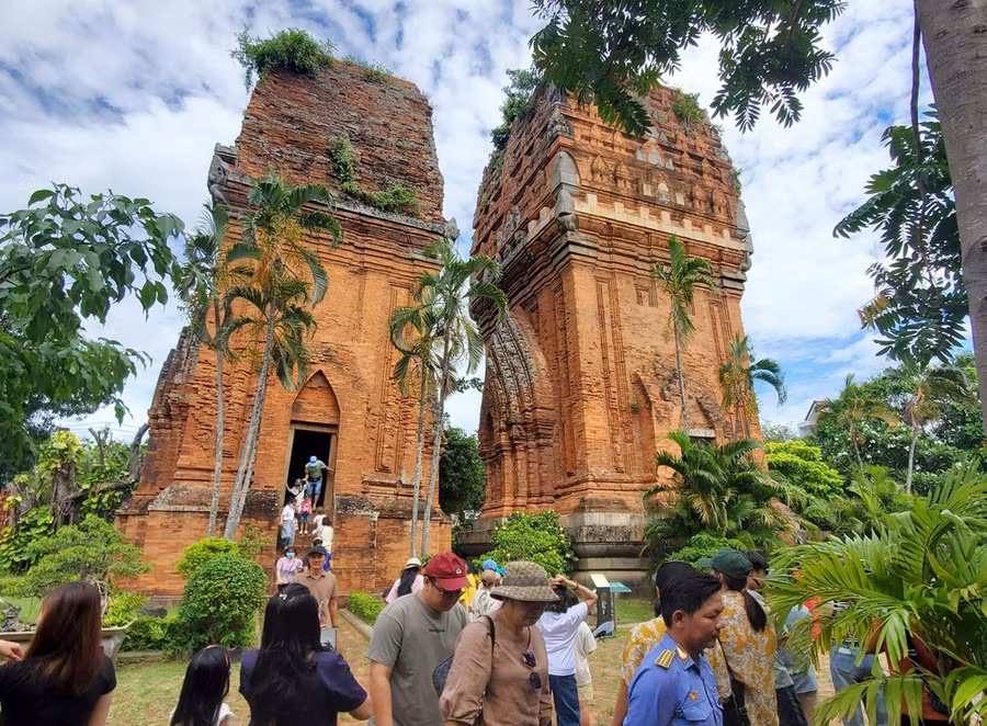Di sản Tháp Đôi - tháp Chăm cổ khoảng 1.000 năm tuổi