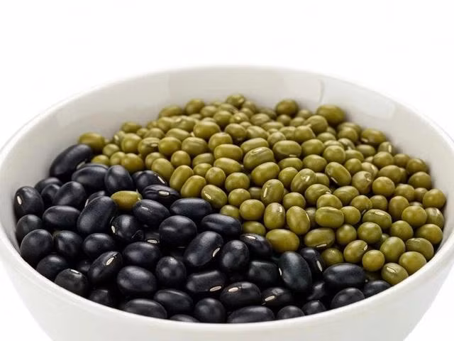 Đậu đen và đậu xanh chứa nhiều dưỡng chất có thể cùng lúc giảm cholesterol và kiểm soát đường huyết