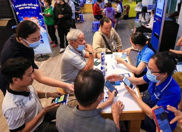 Nếu cá nhân đăng ký quá 10 SIM cùng một nhà mạng hoặc 18 SIM trên tất cả các nhà mạng cũng có thể bị khóa và thu hồi số điện thoại Nếu cá nhân đăng ký quá 10 SIM cùng một nhà mạng hoặc 18 SIM trên tất cả các nhà mạng cũng có thể bị khóa và thu hồi số điện thoại