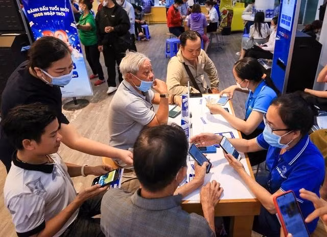 Nếu cá nhân đăng ký quá 10 SIM cùng một nhà mạng hoặc 18 SIM trên tất cả các nhà mạng cũng có thể bị khóa và thu hồi số điện thoại