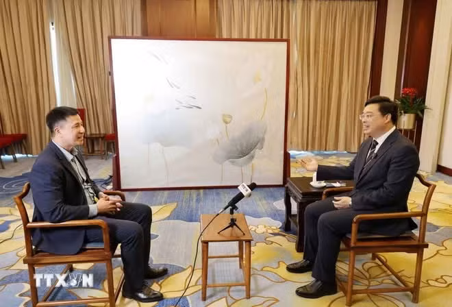 Ông Vi Thao (phải), Ủy viên Trung ương Đảng Cộng sản Trung Quốc, Phó Bí thư Đảng ủy, Chủ tịch Chính quyền nhân dân Khu tự trị dân tộc Choang Quảng Tây (Trung Quốc) trả lời phỏng vấn phóng viên TTXVN tại Trung Quốc. (Ảnh: Quang Hưng/TTXVN)