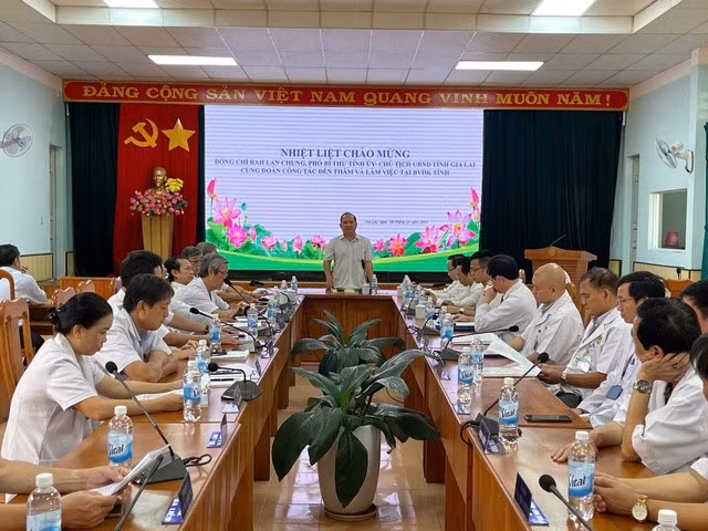 Chủ tịch UBND tỉnh Gia Lai, ông Rah Lan Chung (đứng) làm việc với Bệnh viện đa khoa tỉnh Gia Lai để tháo gỡ những khó khăn