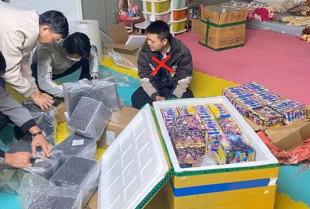 Pháo nổ các loại được Phong chia nhỏ đóng gói để gởi đến người mua