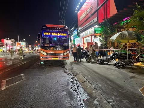 Xe khách xoay ngược 180 độ.