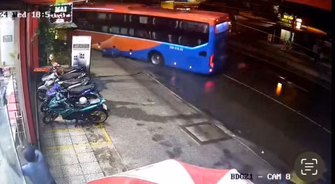 Chiếc xe khách xoay vòng trên đường.