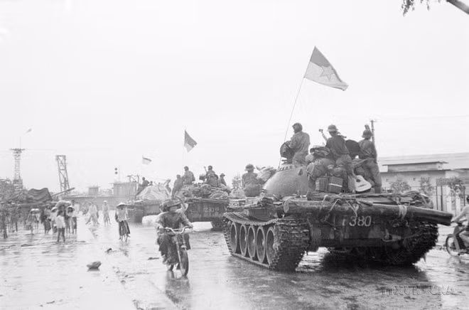 Xe tăng của Lữ đoàn 203, Sư đoàn 304, Quân đoàn 2 tiến vào giải phóng Đà Nẵng (29/3/1975). (Ảnh: Hoàng Giang/TTXVN)