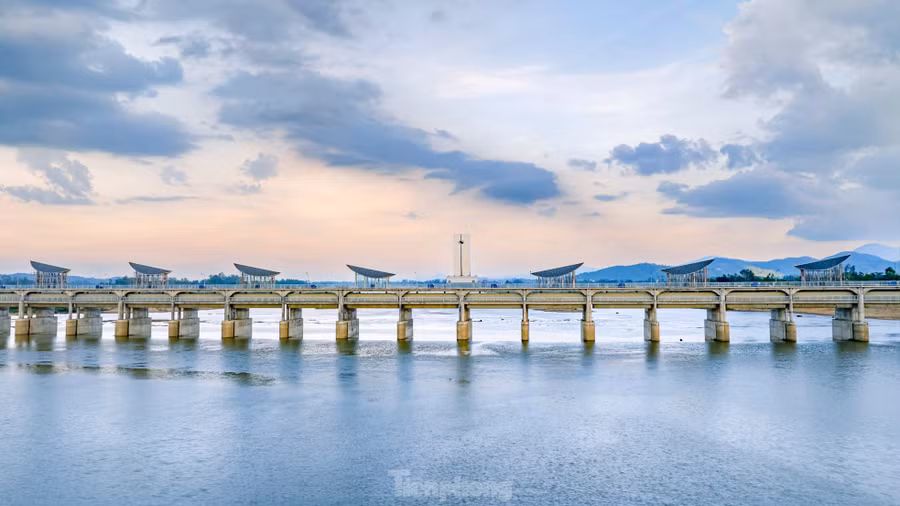 Công trình do Ban Quản lý dự án Nông nghiệp và Phát triển nông thôn tỉnh Bình Định làm chủ đầu tư, được khởi công tháng 2/2022. Ảnh: Dũng Nhân.