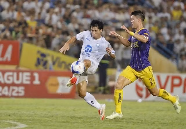 CLB Nam Định (trái) giải quyết trận đấu trên sân Hàng Đẫy trong hiệp 1