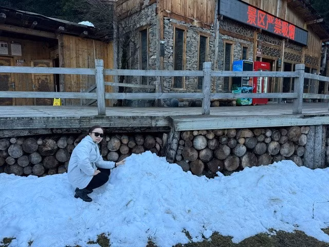 Tuyết rơi dọc các lối đi và quanh nhà khiến những người lần đầu chứng kiến vô cùng thích thú