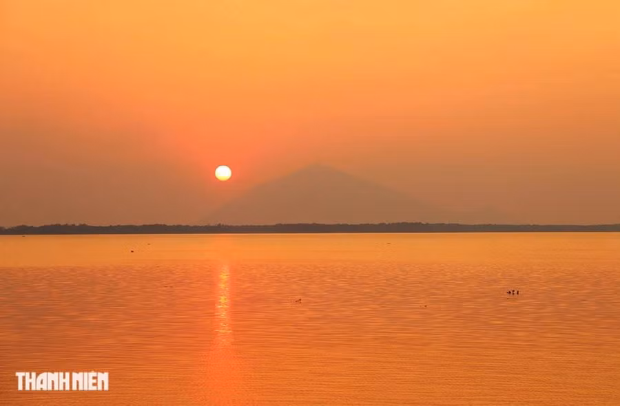 Mặt trời lặn ngay phía núi Bà Đen