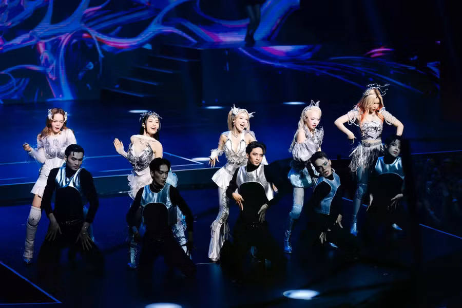 Phạm Quỳnh Anh cùng đồng đội xuất hiện với trang phục mang hơi hướng futuristic qua tạo hình các cung hoàng đạo. Tiết mục gây sốt khi cài cắm phần x-part mang âm hưởng dân gian tương phản với phần âm nhạc hiện đại xuyên suốt ca khúc. Bà mẹ ba con tự chuẩn bị phần rap đầy thu hút, tự tin và thoải mái thể hiện vũ đạo voguing hút mắt người xem. Sự đồng đều về nhan sắc, sự ăn ý trong trình diễn cùng việc sắp xếp đội hình chặt chẽ khiến họ như một nhóm nhạc nữ thực thụ