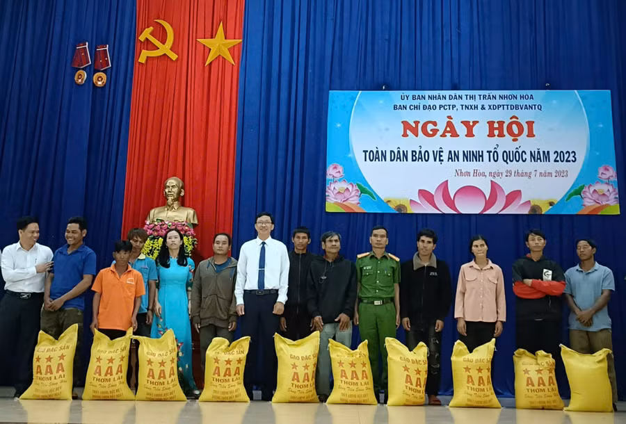 cac-ca-nhan-duoc-ubnd-thi-tran-nhon-hoa-huyen-chu-puh-khen-thuong-trong-phong-trao-toan-dan-bao-ve-an-ninh-to-quoc-anh-thanh-nhat.jpg