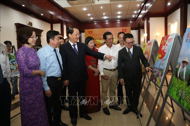 Các đại biểu thăm quan triển lãm ảnh. Ảnh: Quốc Lũy/TTXVN Các đại biểu thăm quan triển lãm ảnh. Ảnh: Quốc Lũy/TTXVN