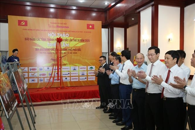 Các đại biểu thực hiện nghi thức khai trương trưng bày ảnh. Ảnh: Quốc Lũy/TTXVN Các đại biểu thực hiện nghi thức khai trương trưng bày ảnh. Ảnh: Quốc Lũy/TTXVN