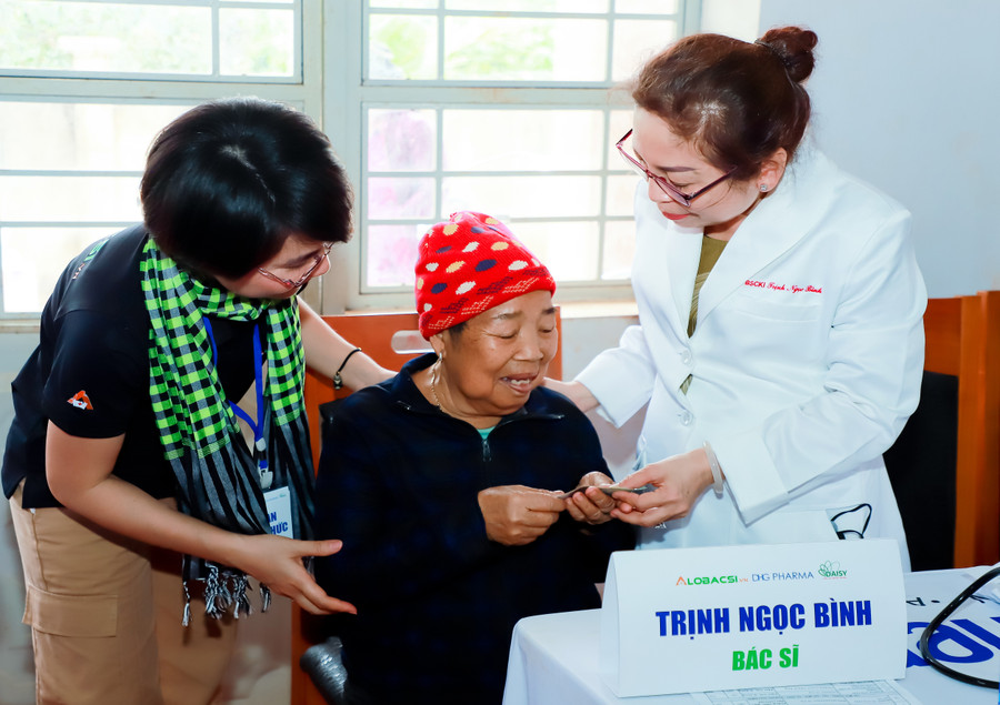Bác sĩ ân cần hướng dẫn bà Rơ Châm H’lách (làng Tung, xã Ia Nan) cách sử dụng thuốc . Ảnh: H.N bac-si-an-can-tham-kham-benh-cho-ba-ro-cham-hlach.jpg