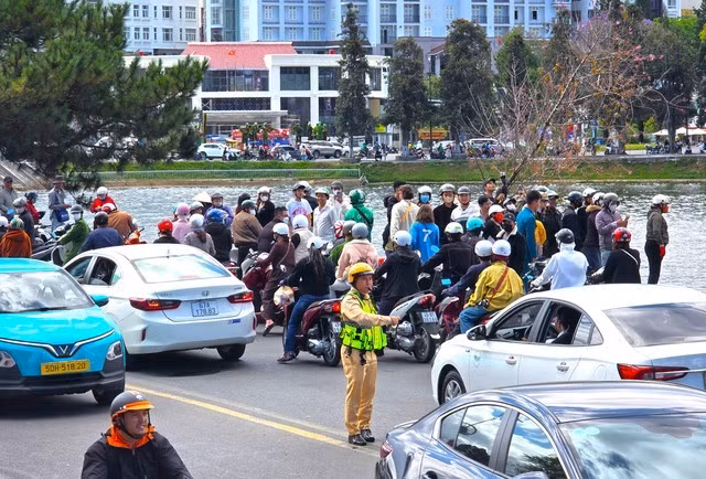 Nhiều người dân hiếu kỳ kéo đến theo dõi vụ việc khiến lưu thông trên đường Trần Quốc Toản gặp khó khăn.