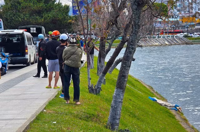 Thi thể người đàn ông phát hiện trên hồ Xuân Hương được đưa lên bờ.