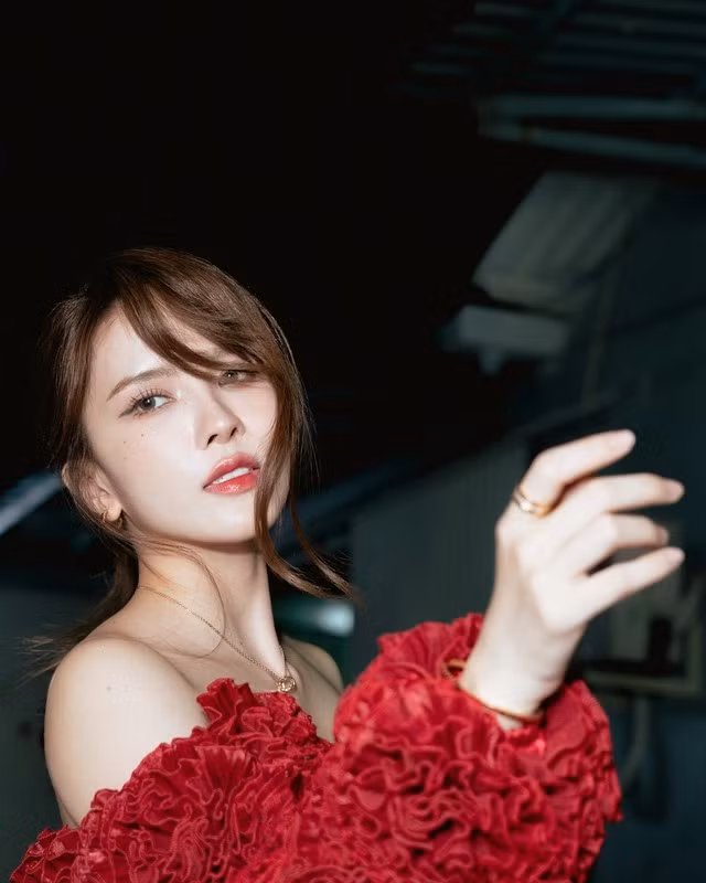 Chị đẹp Thiều Bảo Trâm nhận cơn mưa lời khen