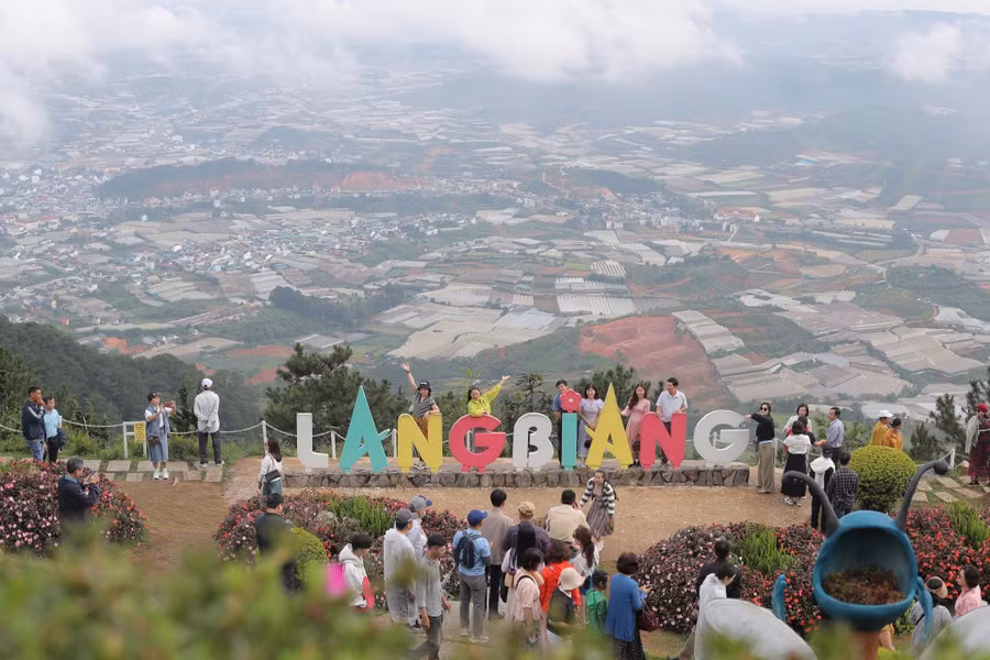 Khám phá văn hóa cồng chiêng tại bản làng dưới chân núi Lang Biang cũng là một trải nghiệm thú vị. Ảnh: Chính Thành