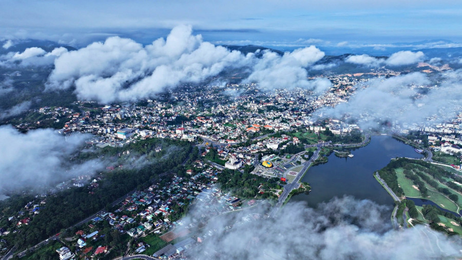 Tháng 6 Đà Lạt với khung cảnh thiên nhiên như bức tranh thủy mặc. Ảnh: Chính Thành Tháng 6 Đà Lạt với khung cảnh thiên nhiên như bức tranh thủy mặc. Ảnh: Chính Thành