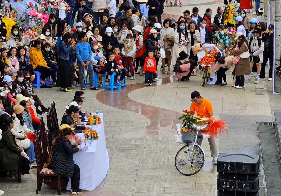 Những xe đạp hoa lần lượt di chuyển qua hồ phun nước để giám khảo cùng người dân tham dự chiêm ngưỡng.