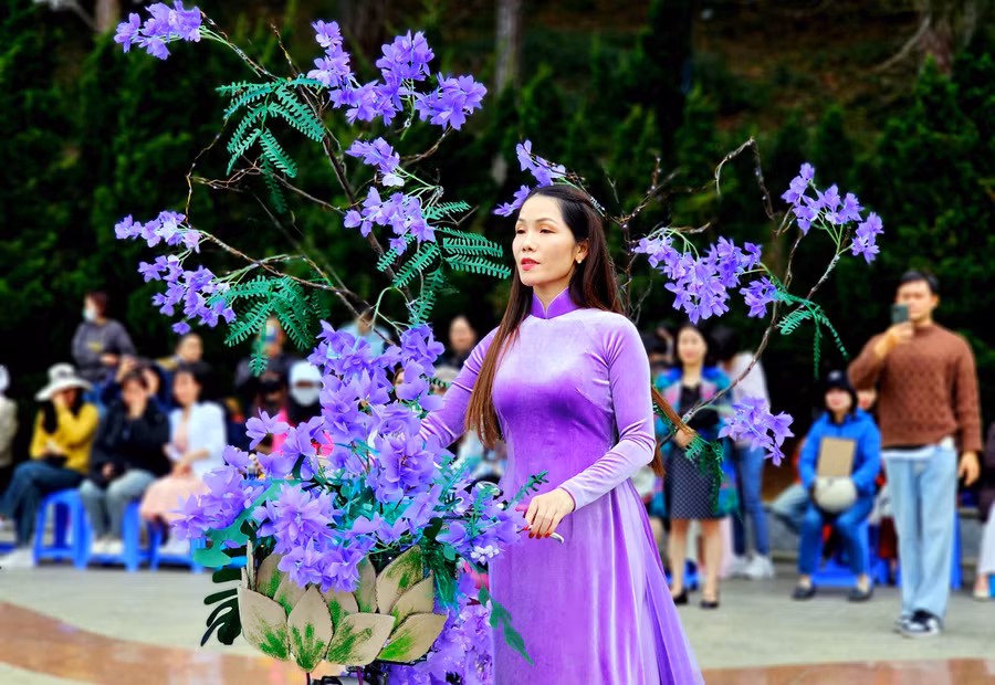 Giáo viên Trường tiểu học Hùng Vương mang đến hội thi với xe đạp được trang trí chủ đạo là loài hoa phượng tím đặc trưng của Đà Lạt.