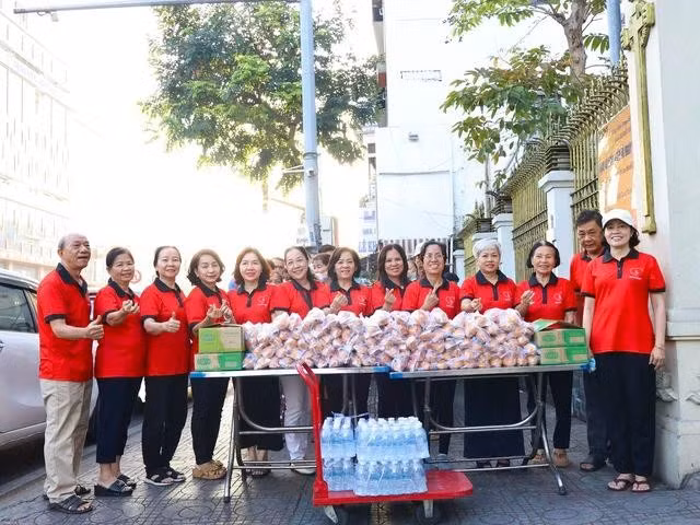 Nhóm Bánh mì của dì có mặt từ sớm để chuẩn bị những phần ăn sáng cho người thân của bệnh nhi