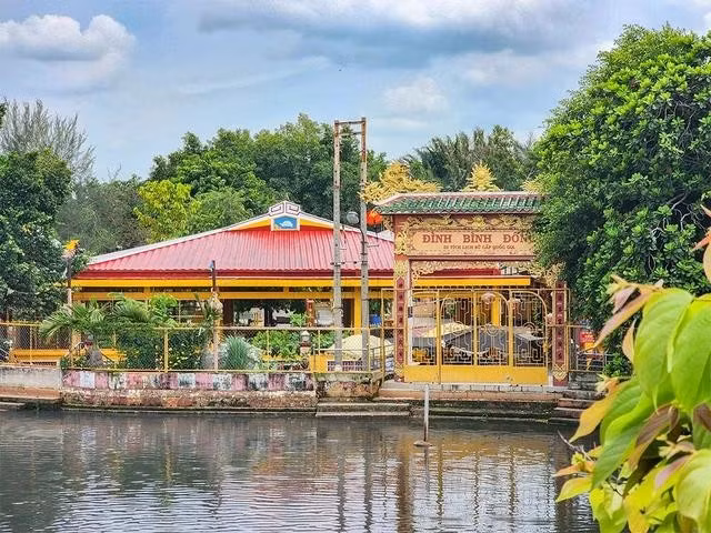 Trước năm 2017, muốn qua đình Bình Đông gần 200 tuổi (trên cù lao Bà Tàng, Q.8) phải đi đò