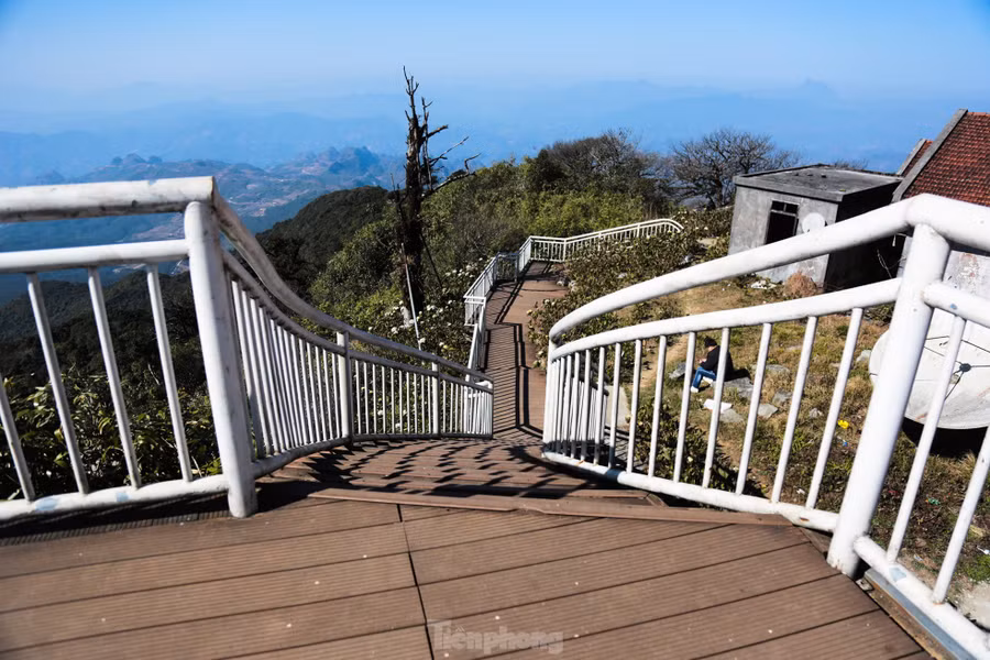 Mùa hè, thời tiết ở Phia Oắc mát mẻ, trời xanh, mây trắng, nắng vàng, có khi sương mờ giăng phủ tuyệt đẹp.