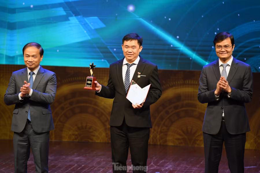 Ông Phạm Tất Thắng - Ủy viên T.Ư Đảng, Phó trưởng ban thường trực Ban Dân vận T.Ư và anh Bùi Quang Huy - Ủy viên dự khuyết T.Ư Đảng, Bí thư thứ nhất T.Ư Đoàn trao biểu trưng cho các nhà khoa học trẻ nhận Giải thưởng Khuê Văn Các.