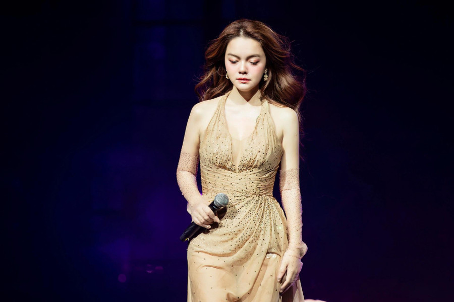 Ở sân khấu mở màn, cô mang đến hình ảnh nhẹ nhàng, nữ tính quen thuộc và thể hiện medley (hát nối tiếp các bài hát với nhau) Thất tình với 7 ca khúc gắn liền với sự nghiệp âm nhạc, chinh phục khán giả cùng dàn &quot;chị đẹp&quot; với giọng hát đầy cảm xúc. Cô chia sẻ mình tham gia chương trình vì muốn các con tự hào đồng thời muốn truyền cảm hứng cho phái đẹp. &quot;Nếu Phạm Quỳnh Anh làm được, có thể bước qua mọi thử thách của cuộc đời thì tất cả các bạn - những người phụ nữ không may mắn trong tình yêu, trong hôn nhân cũng có thể tiến về phía trước để có thể trở thành hoa trong mắt bão&quot;, cô chia sẻ