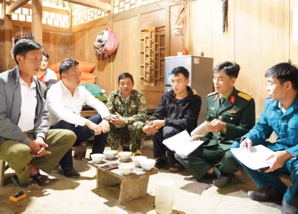 Anh Sùng A Pó (thứ 2 từ trái sang) tuyên truyền, vận động thanh niên ở Tà Cóm tham gia nghĩa vụ quân sự.