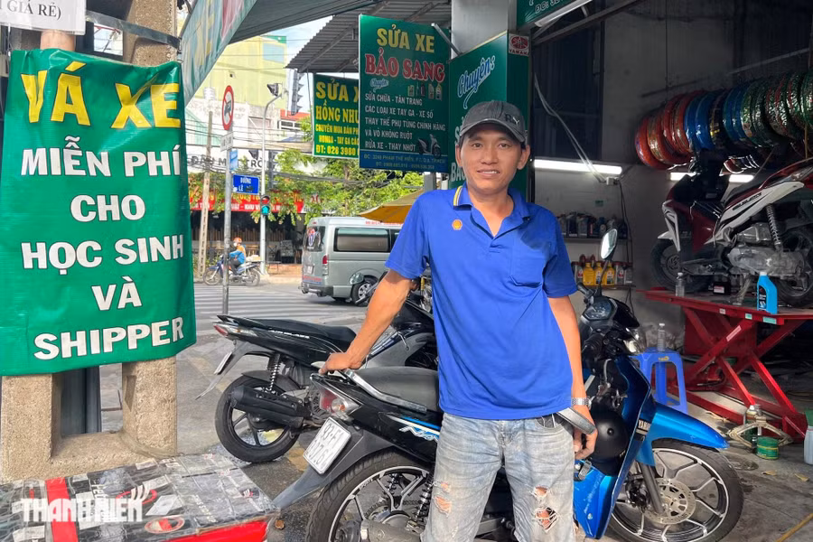 Anh Sang trước cửa tiệm hôm 2.4