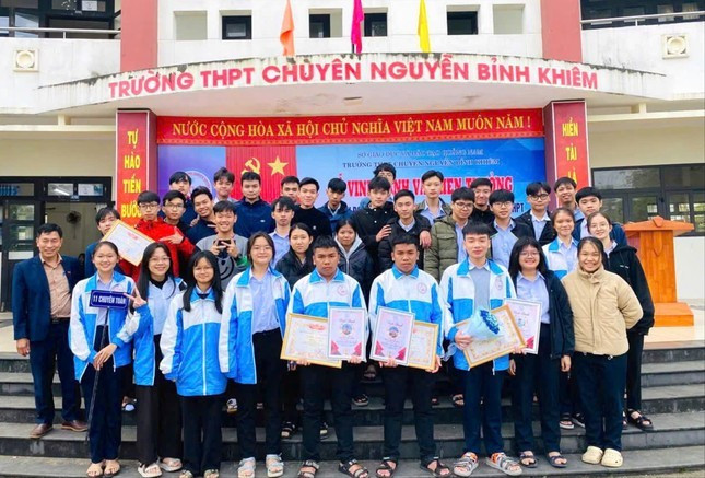 Hiền - Hậu cùng thầy cô và các bạn Trường THPT chuyên Nguyễn Bỉnh Khiêm Ảnh: Hoài Văn Hiền - Hậu cùng thầy cô và các bạn Trường THPT chuyên Nguyễn Bỉnh Khiêm Ảnh: Hoài Văn